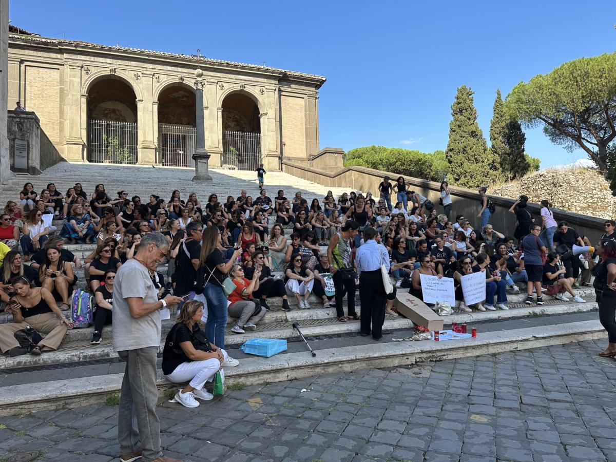 Roma, al Campidoglio arriva la proteste delle educatrici: “La scuol…