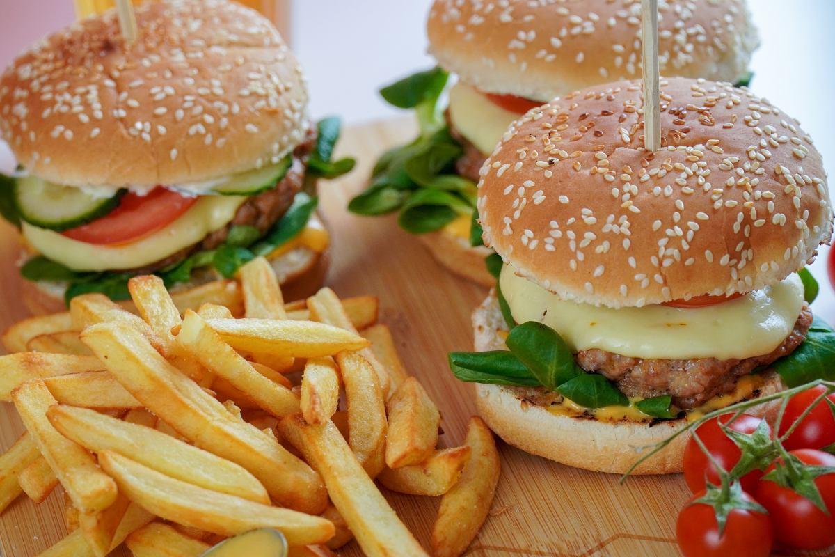 Il cibo del fast food crea davvero dipendenza? Ecco verità e miti s…