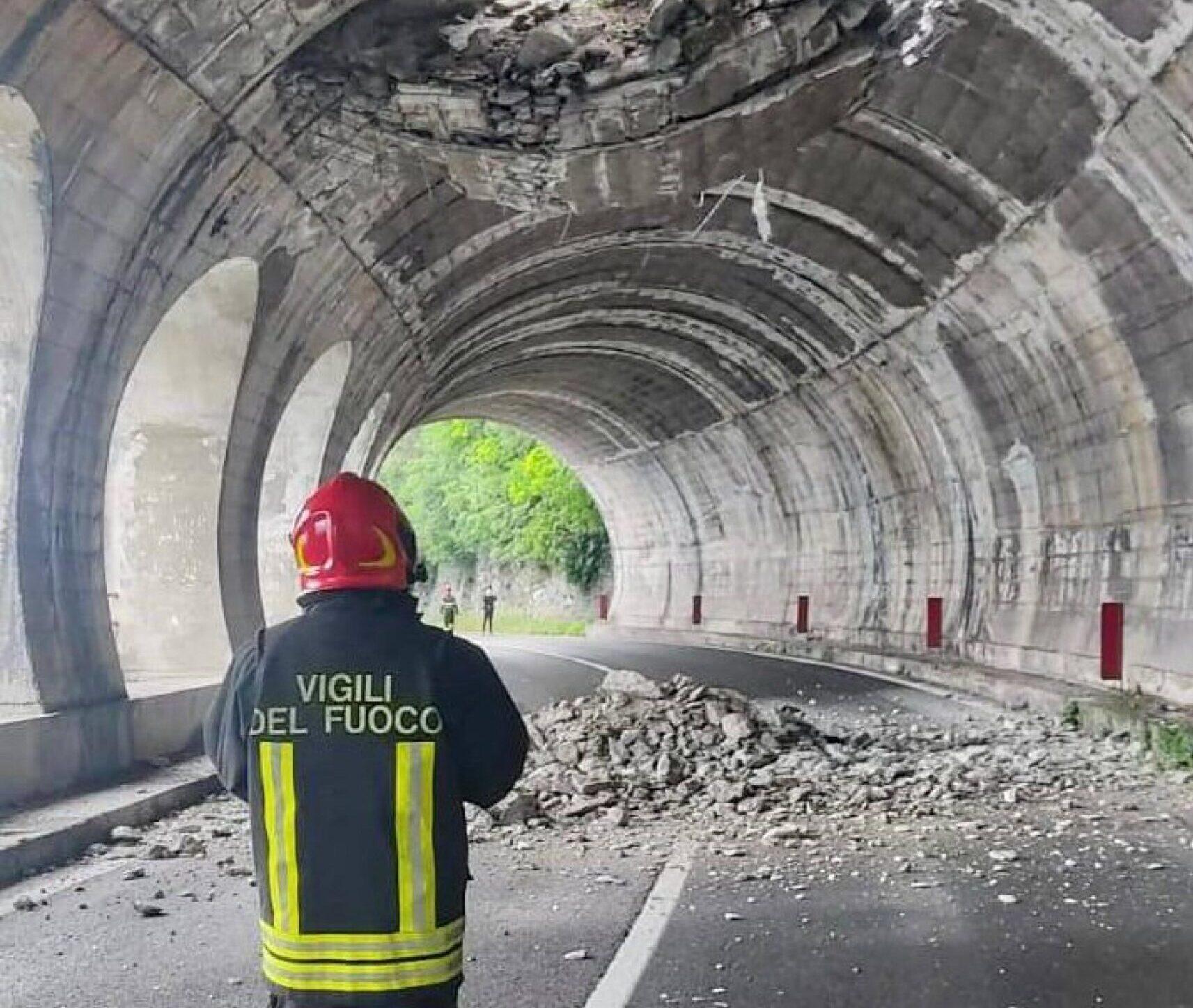 Lecco, frana la montagna sopra la Sp72: sfondata la galleria Fiumelatte