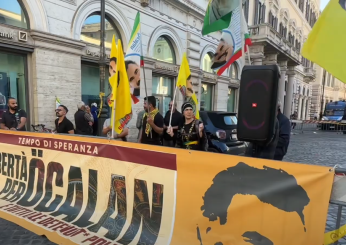 Roma, protesta della comunità curda in Piazza Santi Apostoli: “Libertà per Ocalan” | VIDEO