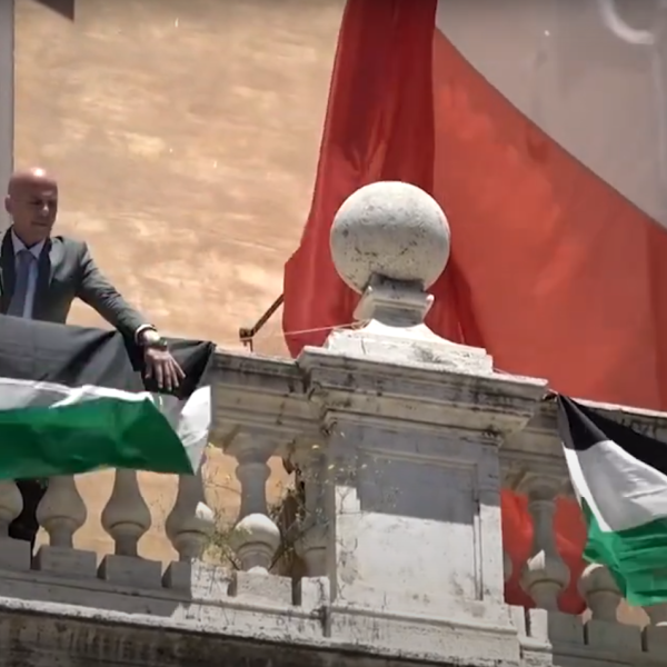 Roma, il candidato alle Europee 2024 con Avs, Apuzzo, salta sul balcone di Montecitorio e espone due bandiere della Palestina: “Serve un cessate il fuoco immediato”| VIDEO