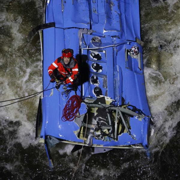 Tragedia in Spagna, autobus precipita in un fiume: il bilancio è di…