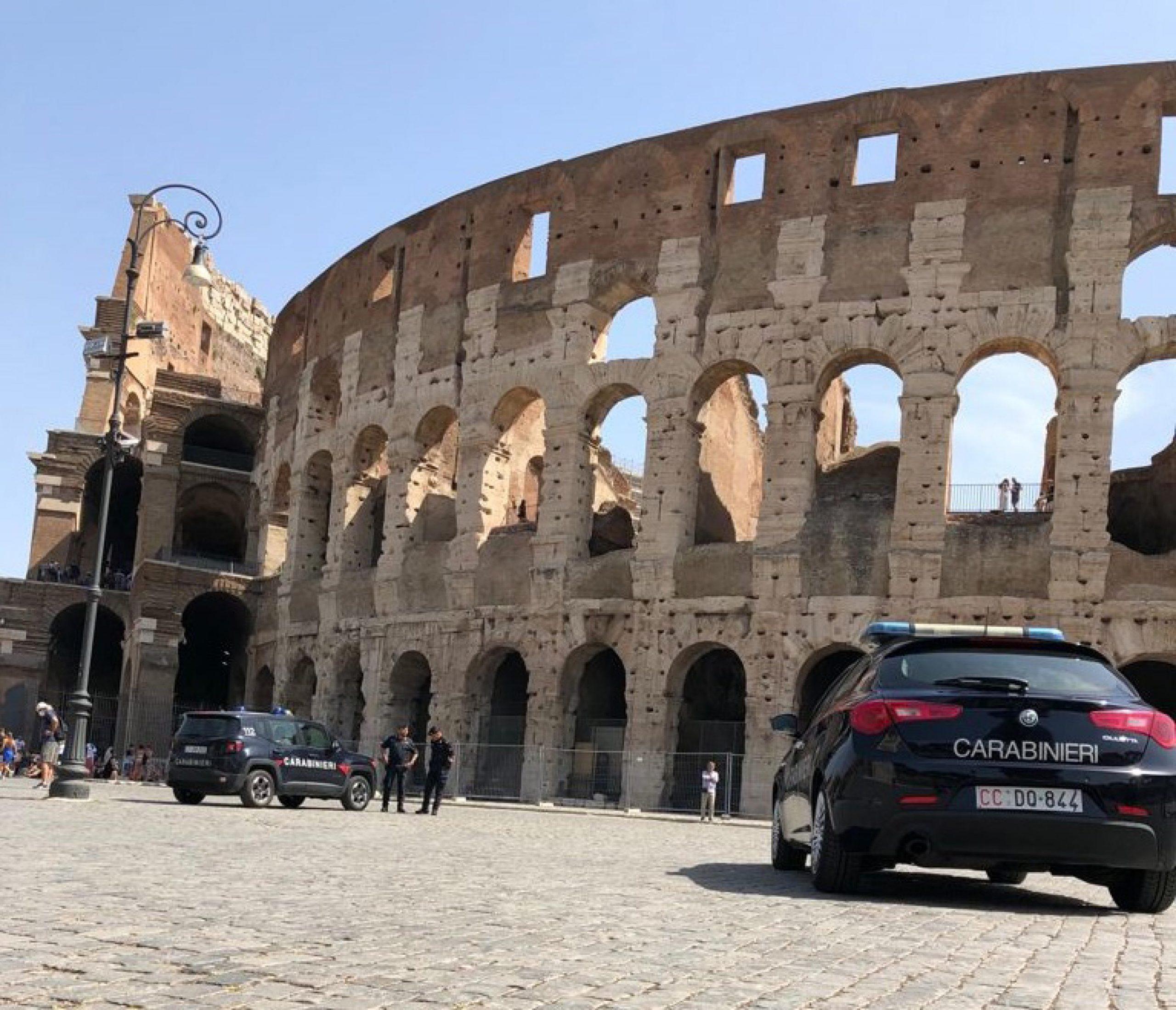 Roma, turista aggredito e picchiato da un venditore abusivo al Colosseo