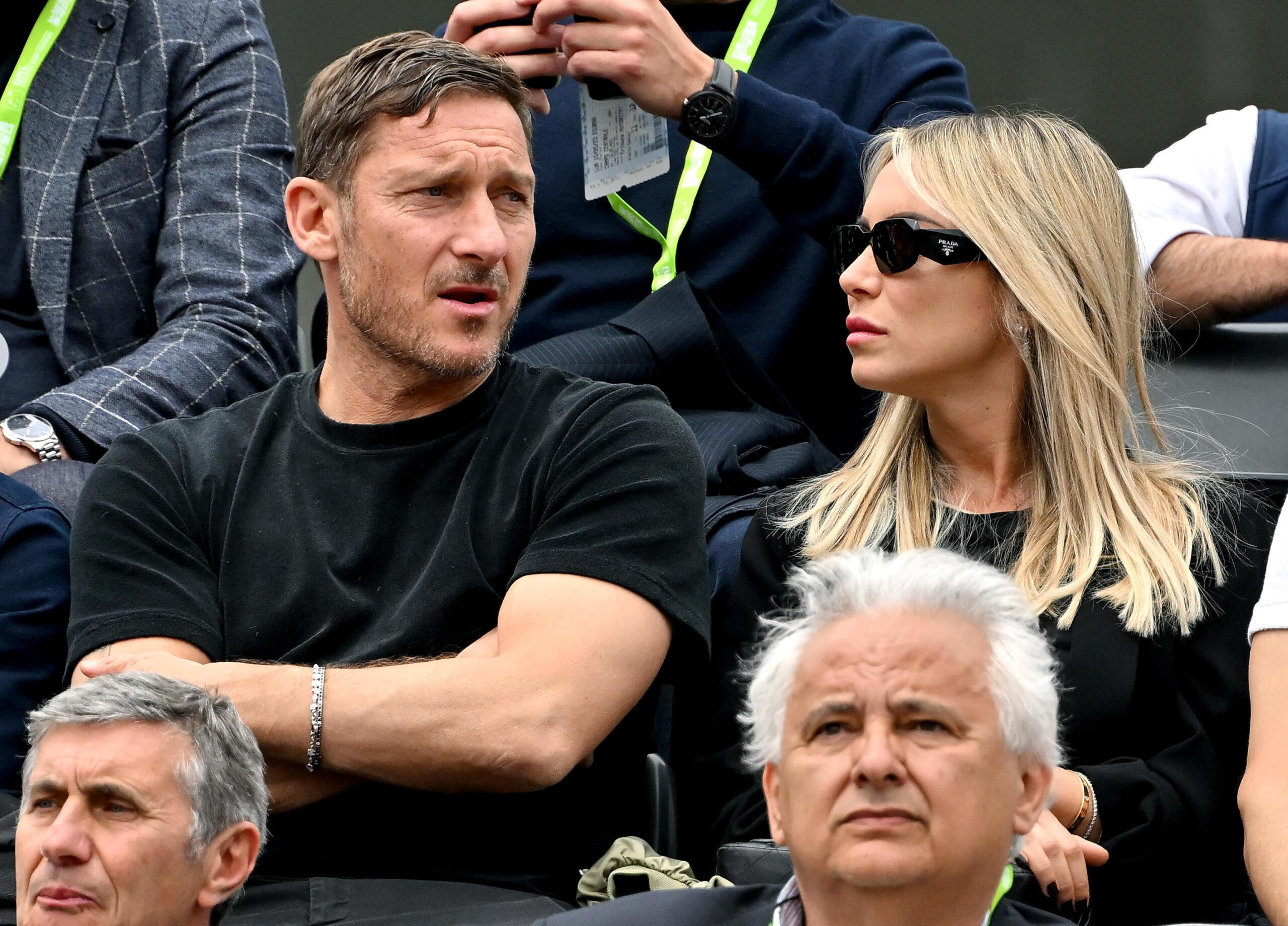 Totti e Noemi sempre più innamorati, insieme al mare e la dolce dedica: “Noi”| FOTO