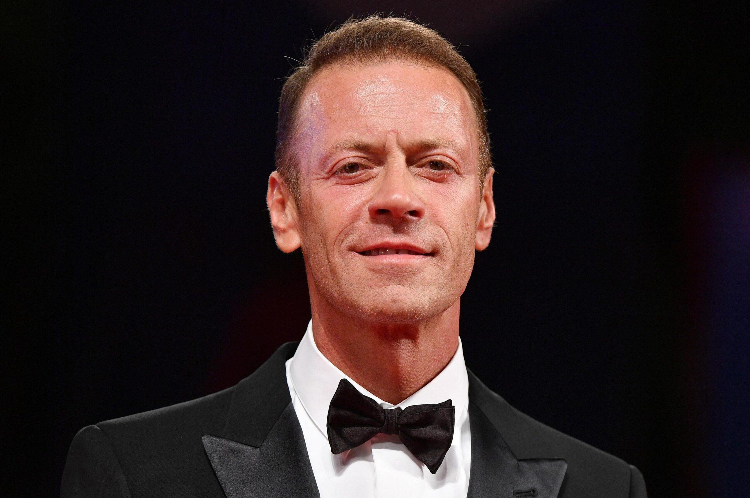 Pornografia, Rocco Siffredi: “Il 90% degli orgasmi è finto, gli attori si iniettano del liquido dentro l’uretra che sembra sperma” | ESCLUSIVA