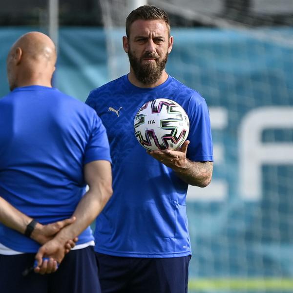 De Rossi al posto di Mourinho? I tifosi sui social: “Non lo vogliamo, poca esperienza e si brucerebbe”