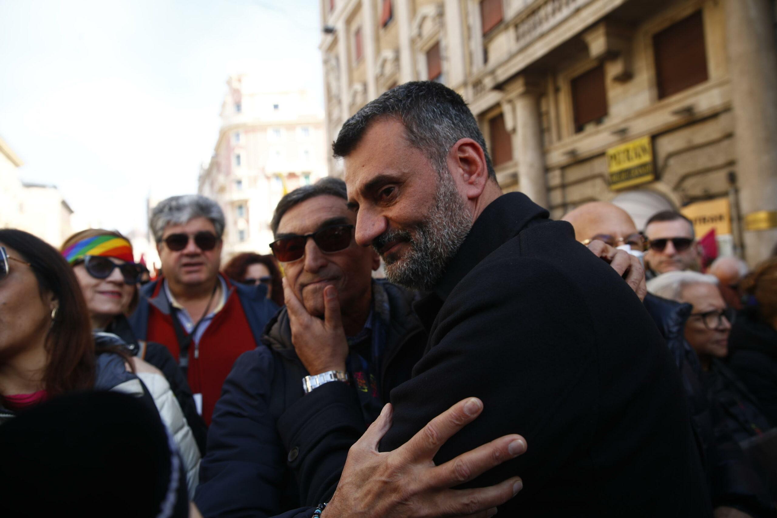 Caso Bari, da Don Ciotti a Conte al corteo di ‘Libera’ tutti con Decaro: “Contro di lui attacco politico”