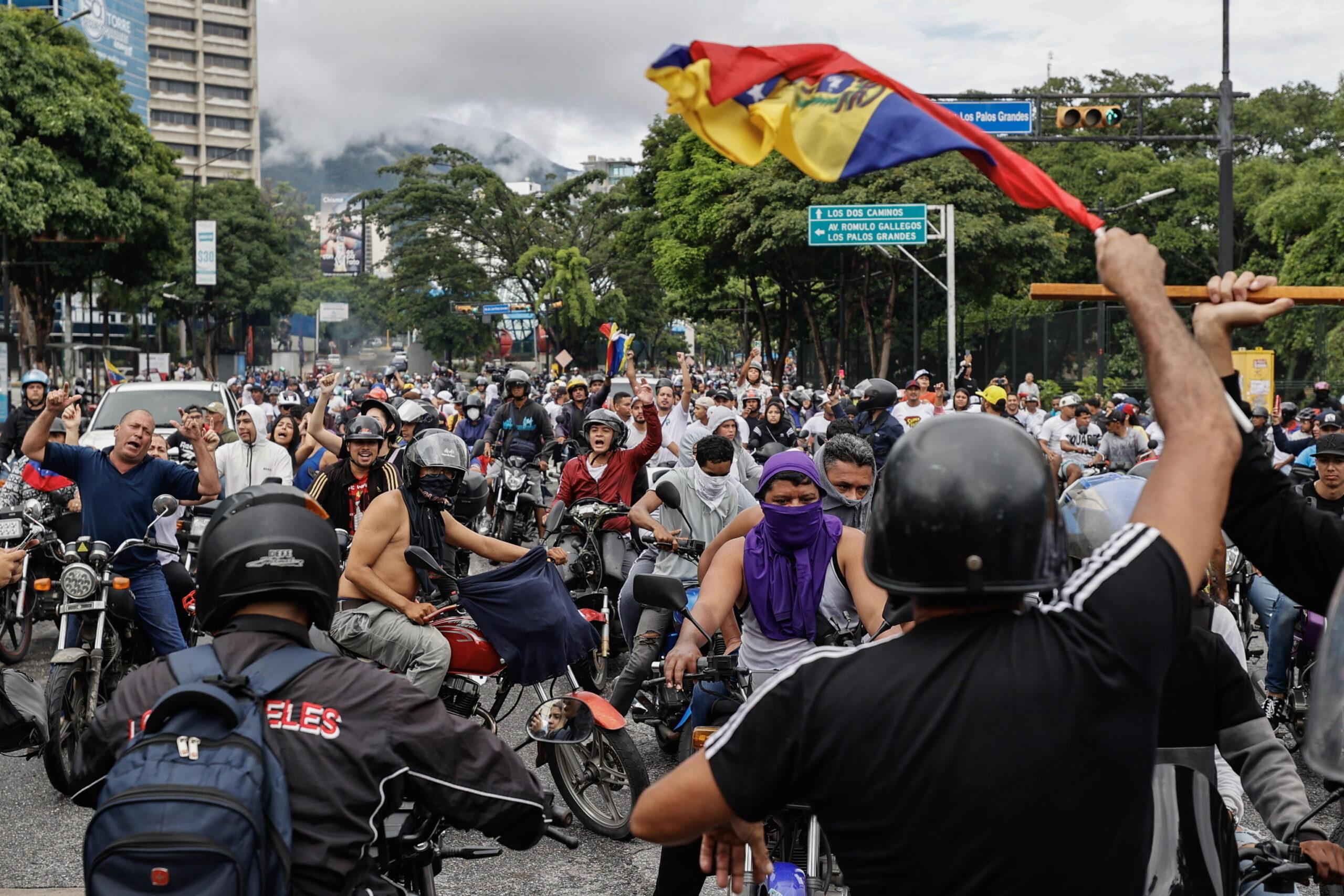 Elezioni Venezuela 2024, le proteste contro Maduro infiammano le città: Caracas sotto assedio