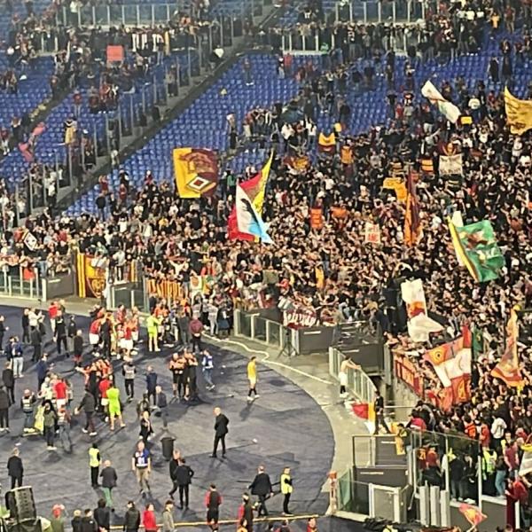 Roma-Lazio, Mancini e Dybala festeggiano la vittoria del derby fra i tifosi: bagno di folla per i due calciatori giallorossi | VIDEO