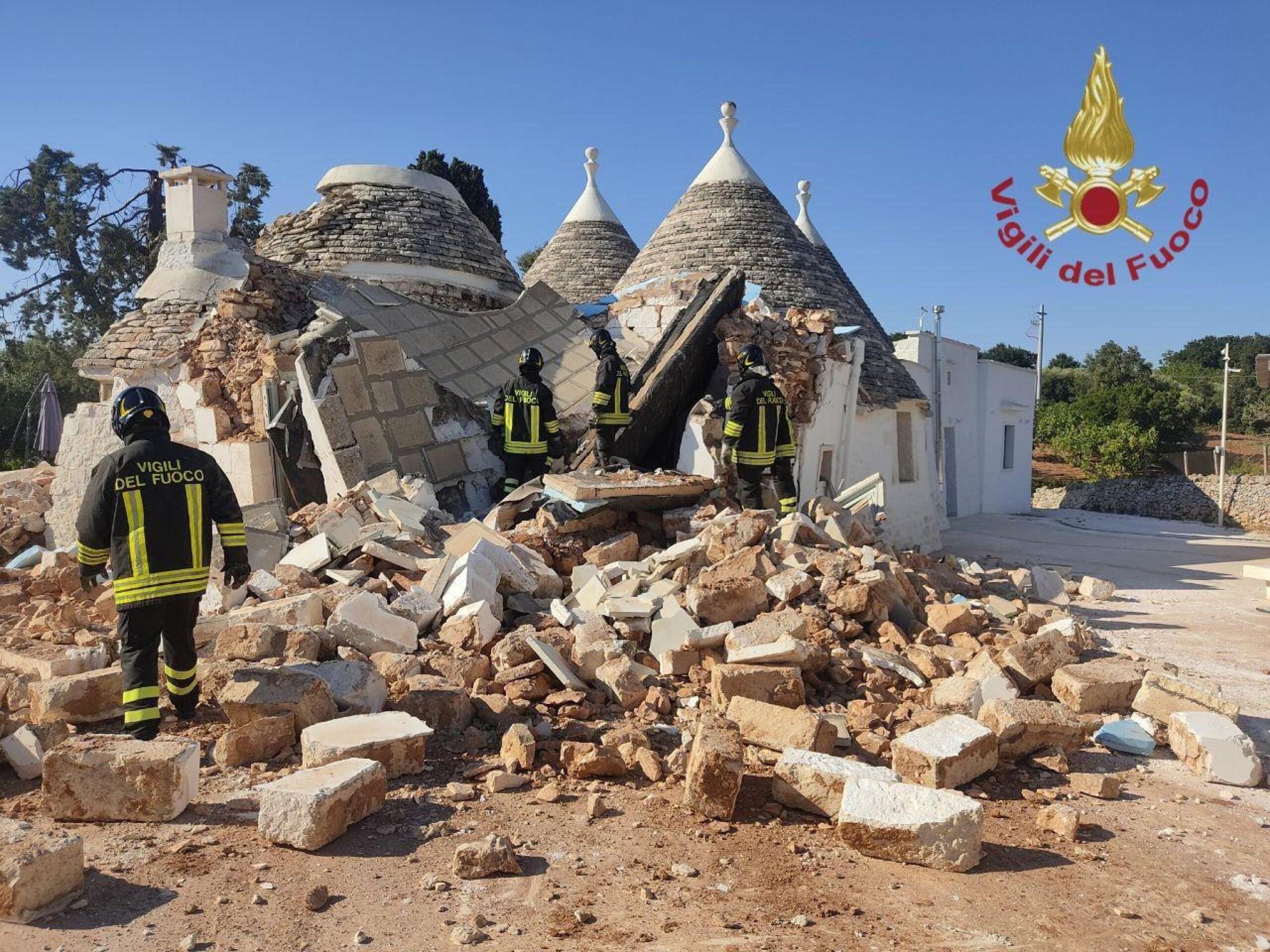 Dramma a Brindisi,  esplosione provoca il crollo di un trullo a Cisternino: ferita una donna, il marito trovato morto sotto le macerie