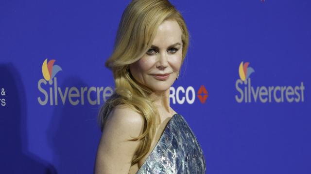 Nicole Kidman in lacrime dedica alla madre scomparsa il Palm Springs Award per “Babygirl”