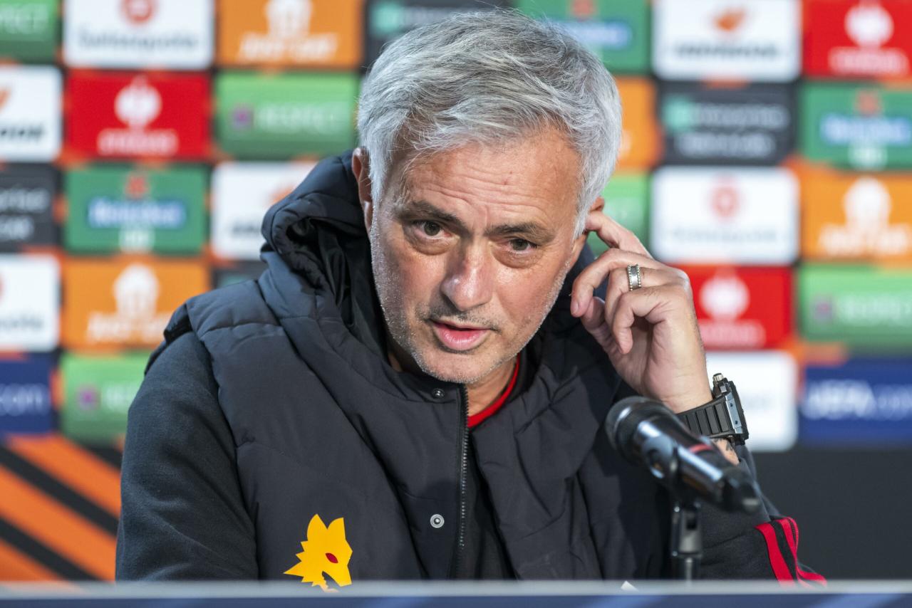 Juventus – Roma, Mourinho conferenza stampa alla vigilia: “Dybala può giocare. Bonucci? Dico solo che non si devono fare cose contro i tifosi”