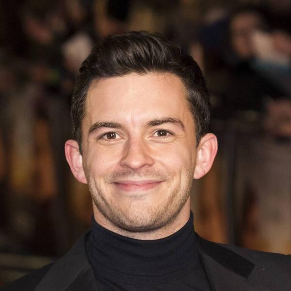 Jonathan Bailey di Bridgerton in Fellow Travelers, la serie tv con protagonista Matt Bomer