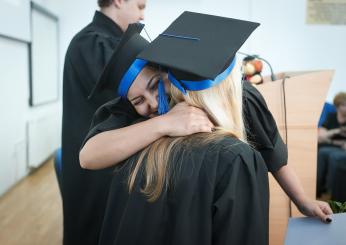 Come vestirsi per una festa di laurea? Laureanda e invitata