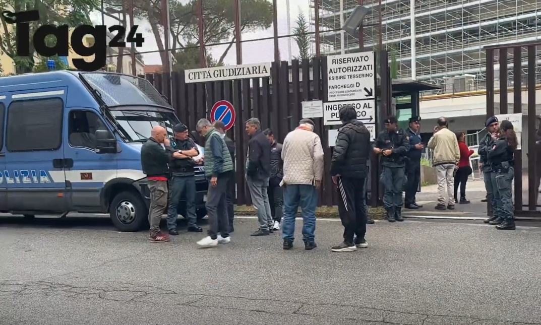 Roma, sit-in a piazzale Clodio per il ragazzo arrestato negli scontri del 5 ottobre: il 24enne andrà ai domiciliari | VIDEO E FOTO