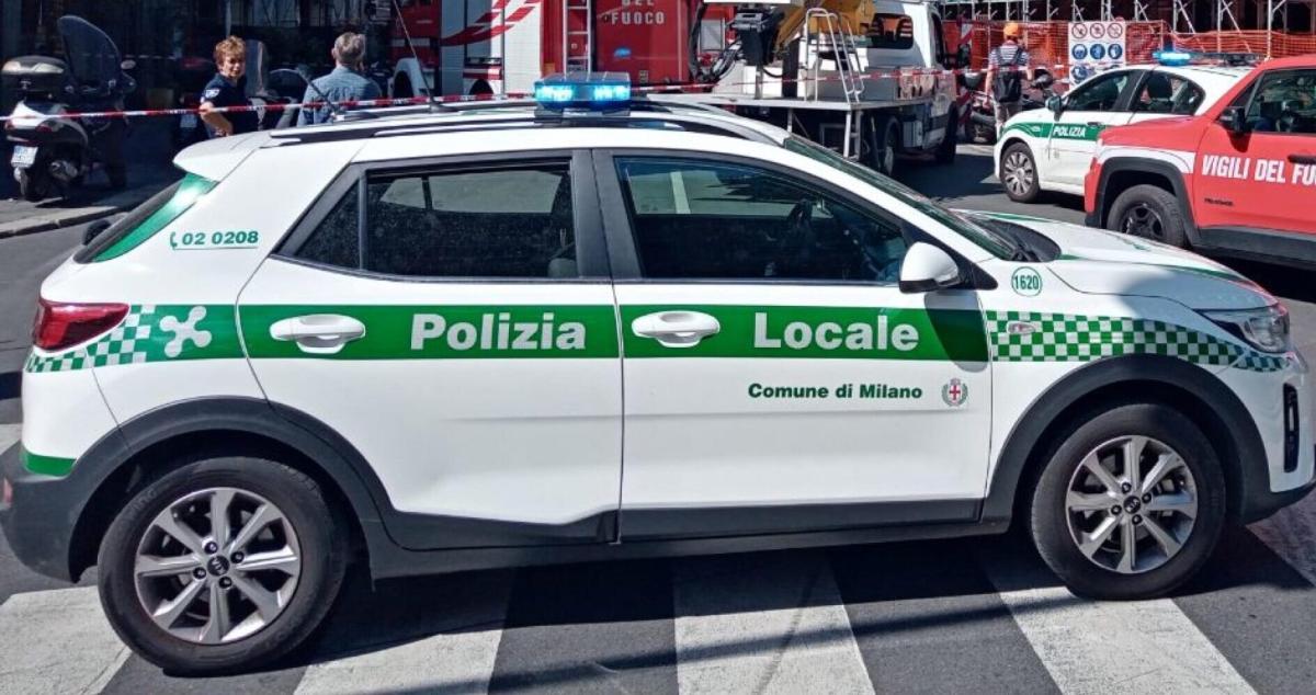 Milano, donna presa a manganellate dalla Polizia locale. Il video c…