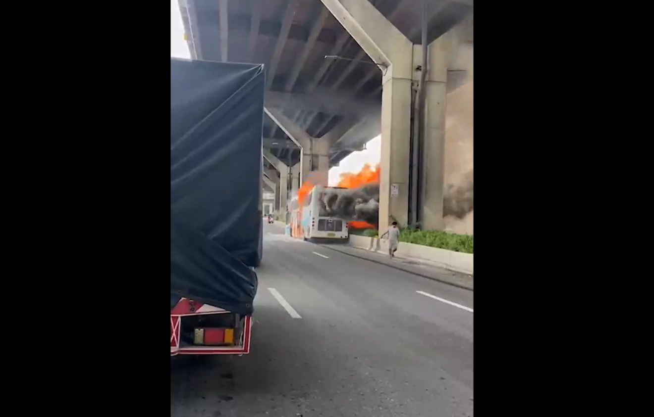 Thailandia, un incendio distrugge un autobus vicino Bangkok: 25 morti. Cosa sappiamo dell’incidente| VIDEO