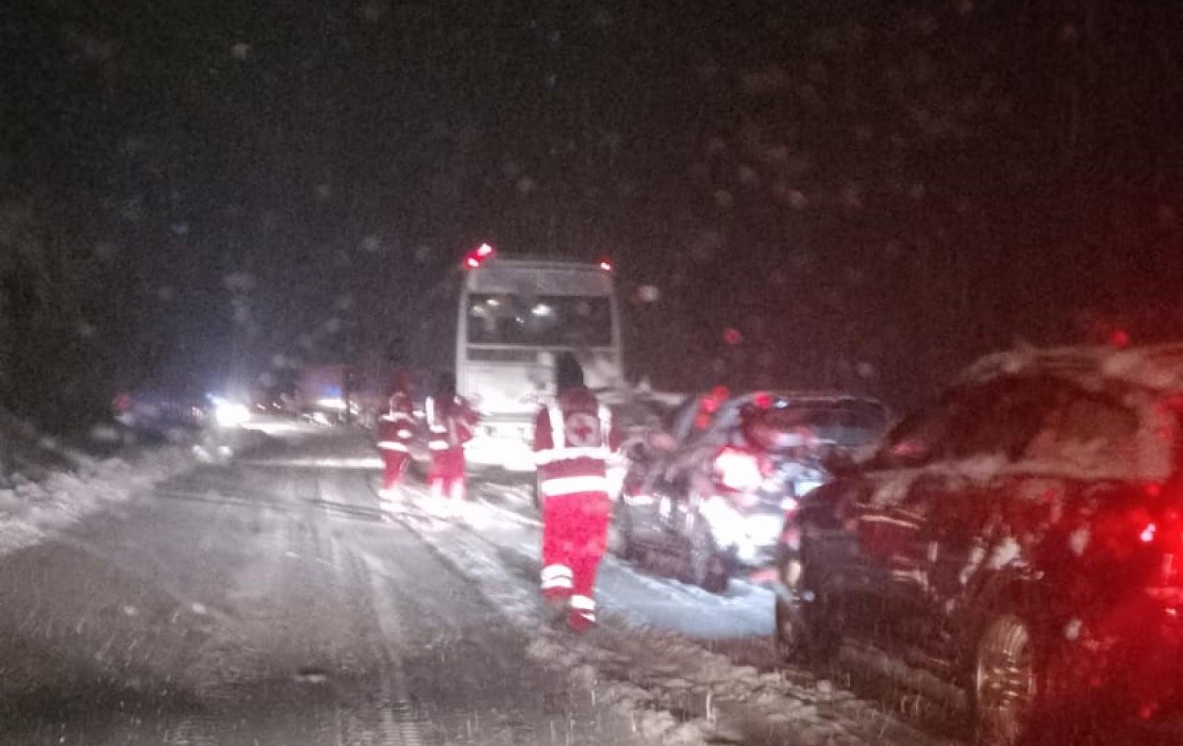 Maltempo in Molise, centinaia di automobilisti bloccati per ore sotto la neve