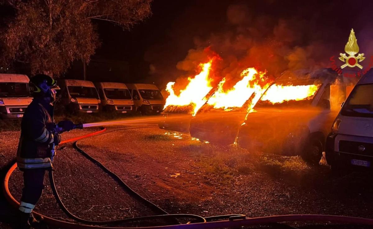 Incendio nel fiorentino, otto macchine in fiamme: erano in un depos…