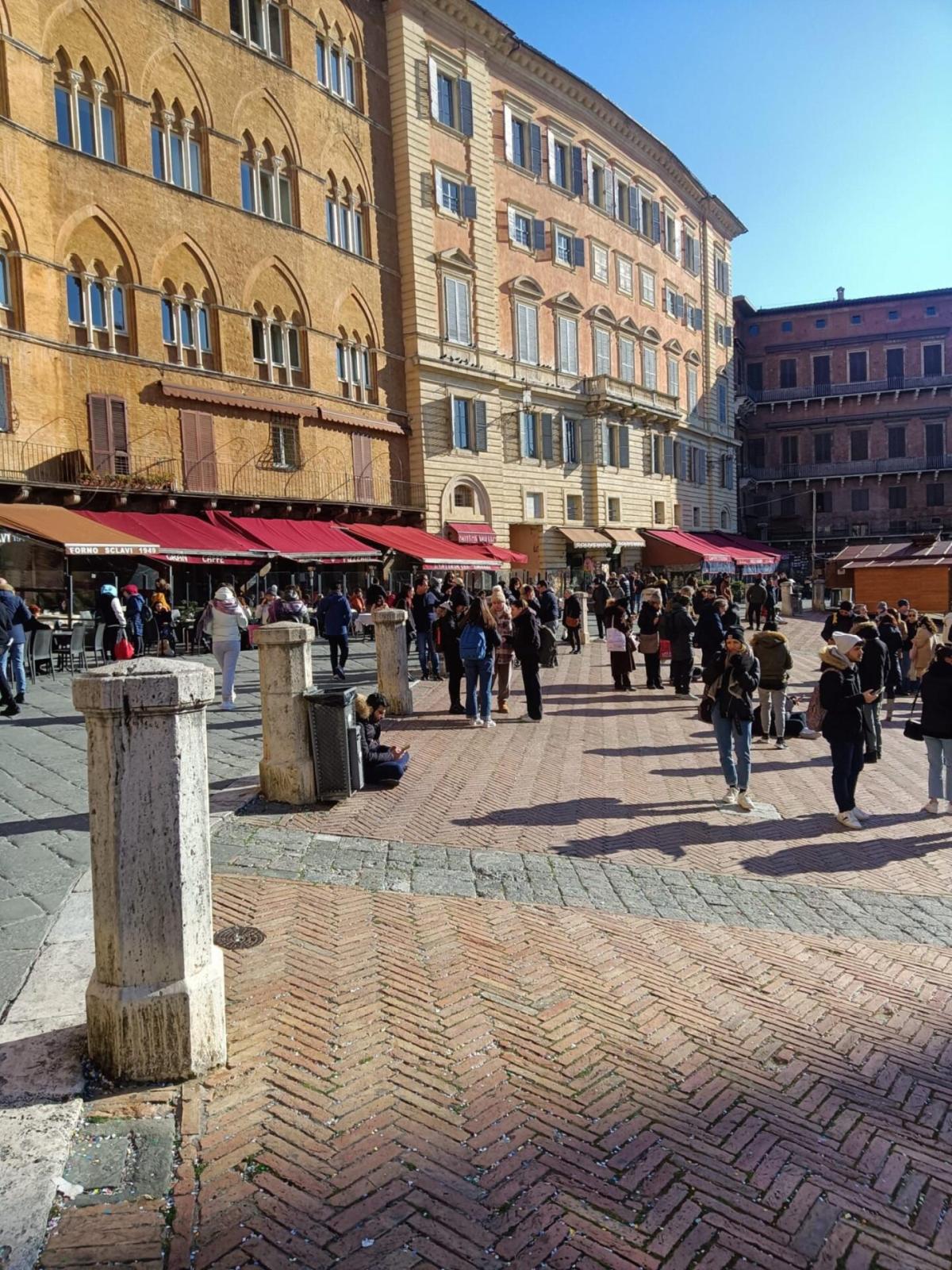 Atto vandalico a Siena, un gruppo di ignoti danneggia la Fortezza