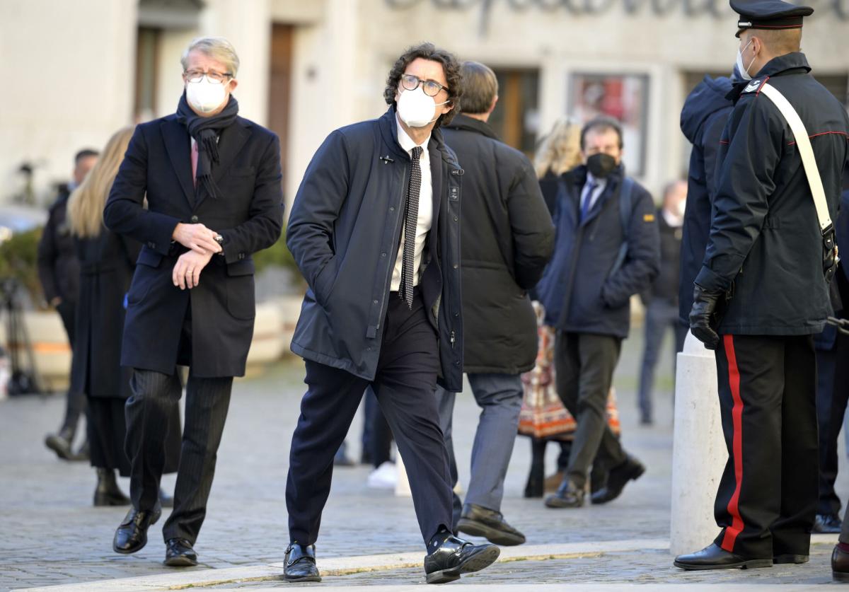 Accise, l’ex pentastellato Toninelli critica il governo: “Non c’è nessun taglio, gli aumenti sono vertiginosi!”