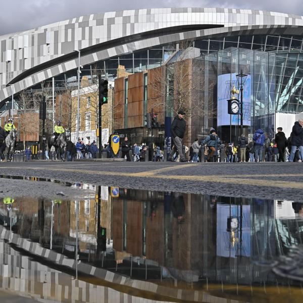 Londra, accoltellato un uomo nei pressi dello stadio del Tottenham: ma la gara con il Nottingham Forest si gioca lo stesso