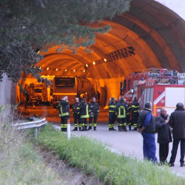 Messina, incidente stradale alla galleria Cipolla: un’auto ed un furgone si scontrano, morto un uomo