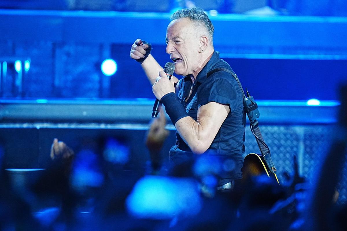 Milano, rinviati i concerti di Bruce Springsteen a San Siro dell’1 e del 3 giugno: il cantante ha problemi vocali | FOTO