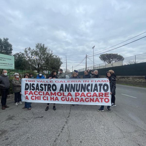 Roma, incendio Malagrotta: sit in di protesta di fronte alla discarica. La rabbia dei cittadini: “Un disastro annunciato, basta impianti” | VIDEO