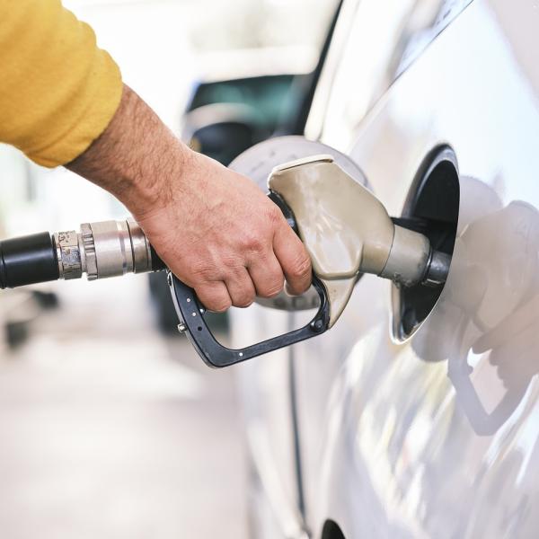 Cos’è la benzina E85 che spopola in Francia e perché è più economica: dove si trova in Italia