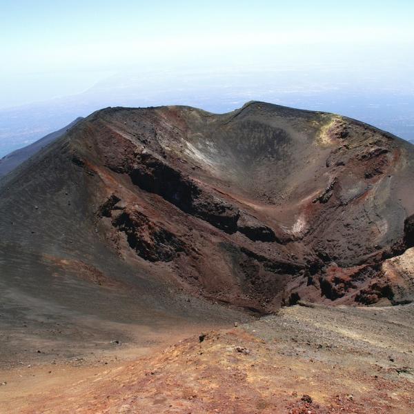 Cosa sono e perché si formano gli anelli di gas sull’Etna