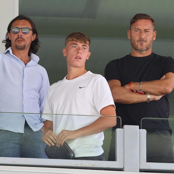 Totti e Ilary allo stadio a vedere Cristian, ma è gelo: seduti ai lati opposti della tribuna e nessun saluto