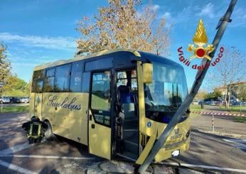 Perugia, incidente a Castiglione del Lago: scuolabus finisce contro un palo della luce, 12 bambini feriti | FOTO