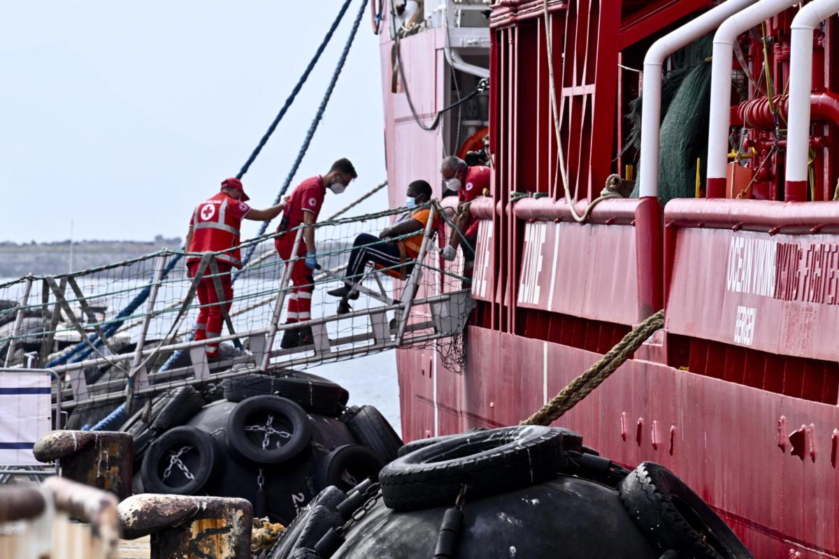 Non si fermano gli sbarchi a Lampedusa: approdati 33 barchini. Hots…