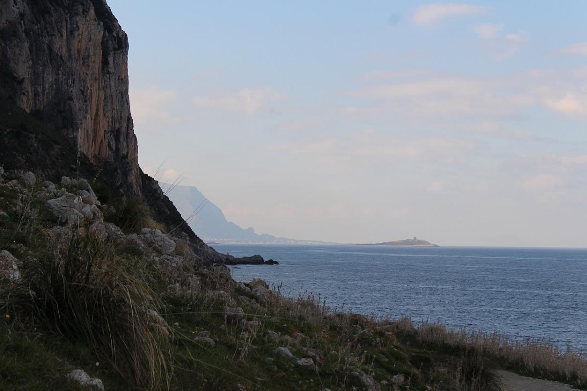 Violenza sessuale a Palermo, 15enne denuncia abuso sul lungo mare all’Addaura