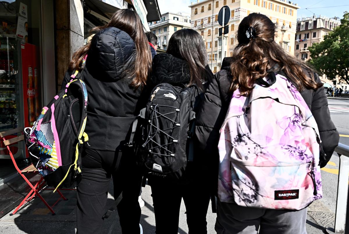 Covid a scuola, le regole da seguire: “Sintomatici dovrebbero stare…