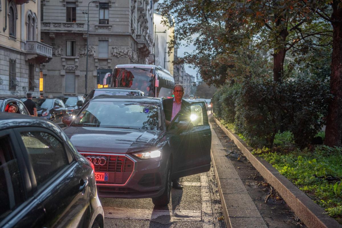 Milano, l’annuncio di Sala sulle auto in centro: “Stop entro il 2024”