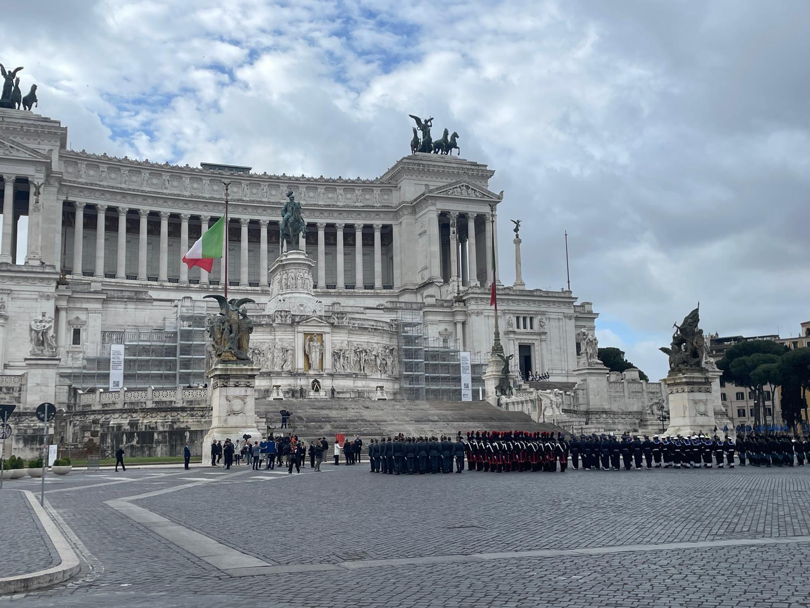 25 aprile, l’omaggio di Mattarella al Milite Ignoto all’Altare della patria | VIDEO