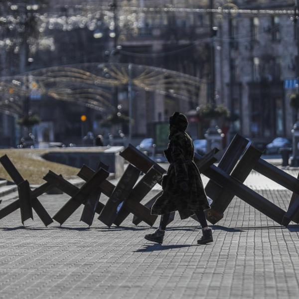 Guerra in Ucraina, notte di bombardamenti a Kiev. Si combatte a Lugansk