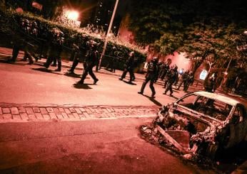 Francia, violenza e distruzione invadono le strade: quasi mille arresti nella quarta notte di proteste per Nahel. Più di 2.500 incendi e 79 poliziotti feriti