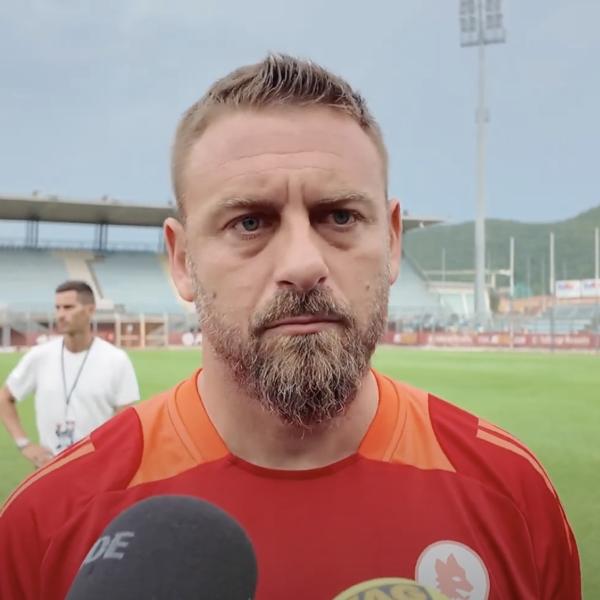 Roma-Olympiakos 1-1 De Rossi post partita: “Sono soddisfatto, tutti i calciatori che compriamo sono forti. Ne arriveranno altri” | Video