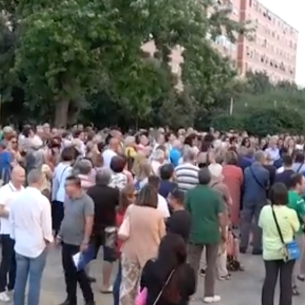 Roma, incendio alla Magliana, la manifestazione e il dissenso degli abitanti: “Istituzioni assenti, noi non siamo tutelati da nessuno” |VIDEO