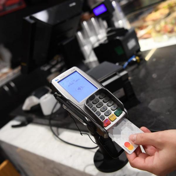 Commerciante senza Pos: cosa fare? Quando si può andare via senza pagare