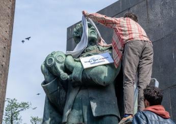 Torino, nuovo blitz degli attivisti del clima: bendate due statue del centro cittadino