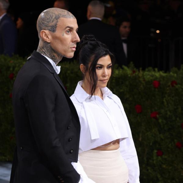 Kourtney Kardashian è incinta: il gesto a sorpresa al marito Travis Barker durante il concerto