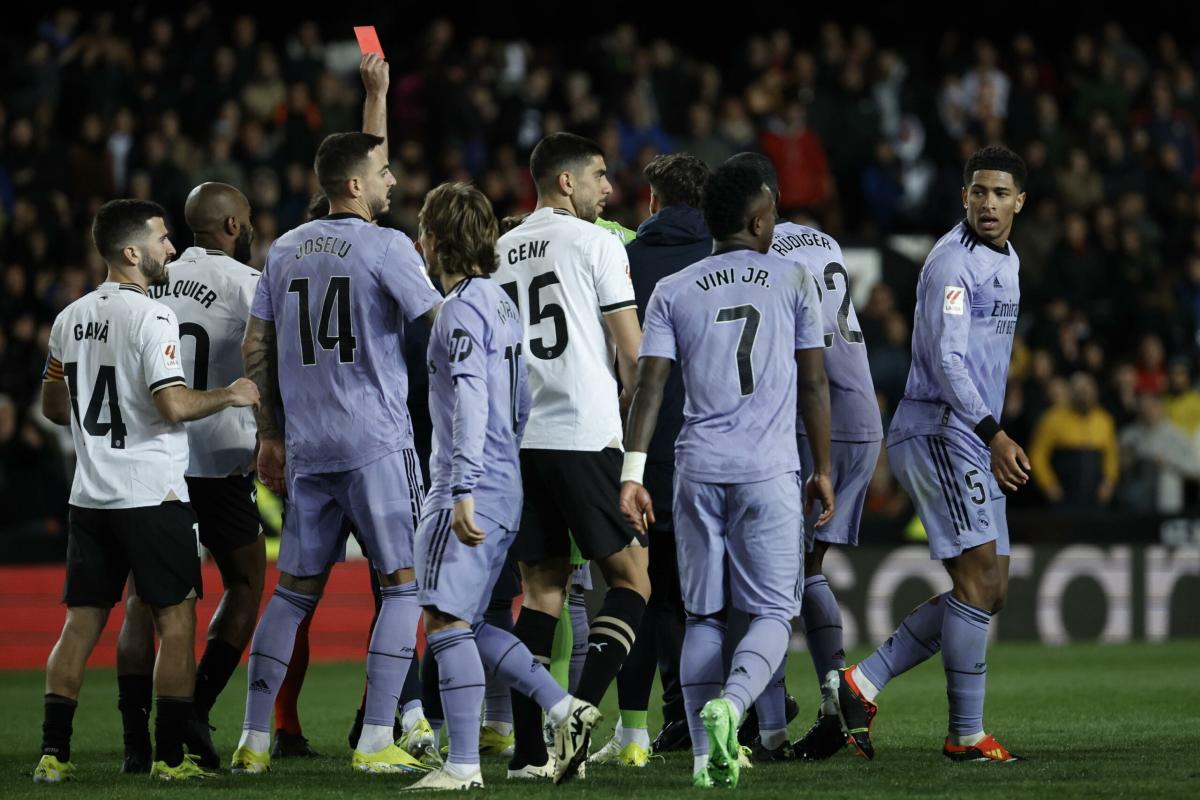 Valencia-Real Madrid, arbitro nella bufera: fischia la fine un istante prima del gol di Bellingham | VIDEO