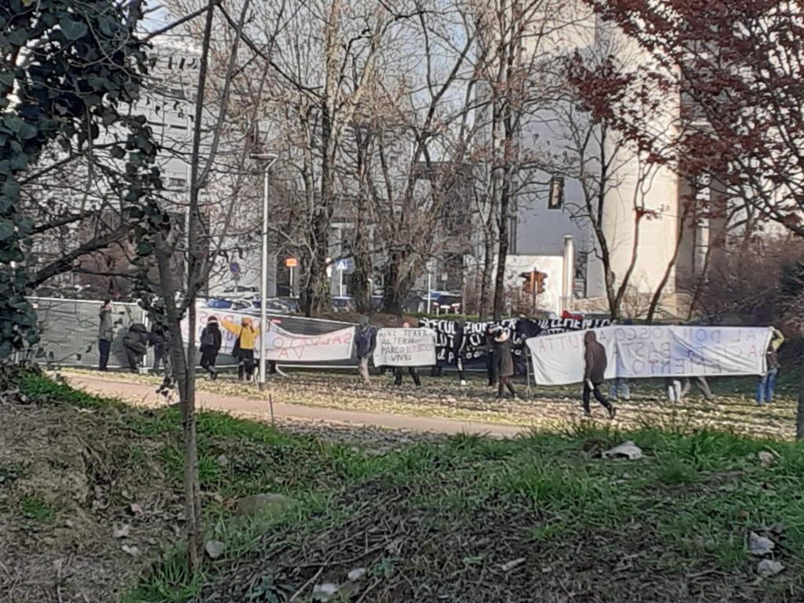 Bologna, scontri tra manifestanti e polizia a Parco Don Bosco contro l’abbattimento degli alberi per costruire una pista ciclabile | VIDEO