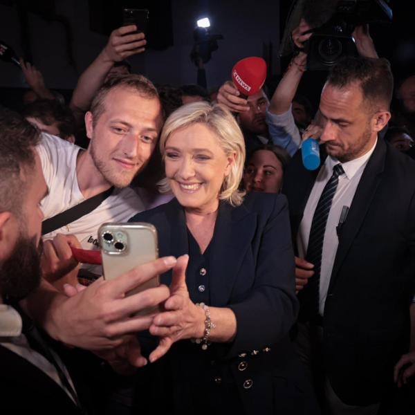 Elezioni Francia 2024, primo round a Le Pen con il 33,1% e Bardella parla da premier. Nella notte i dati ufficiali con la sconfitta di Macron in attesa dei ballottaggi | VIDEO