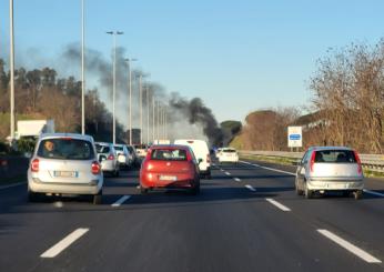 Roma, incidente sul GRA uscita 24 : auto in fiamme e traffico rallentato