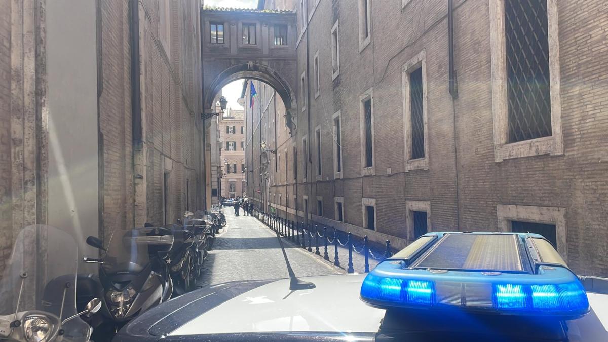 Roma, allarme bomba al Ministero della Cultura, evacuato il palazzo. Chiusa via del Collegio Romano | FOTO E VIDEO